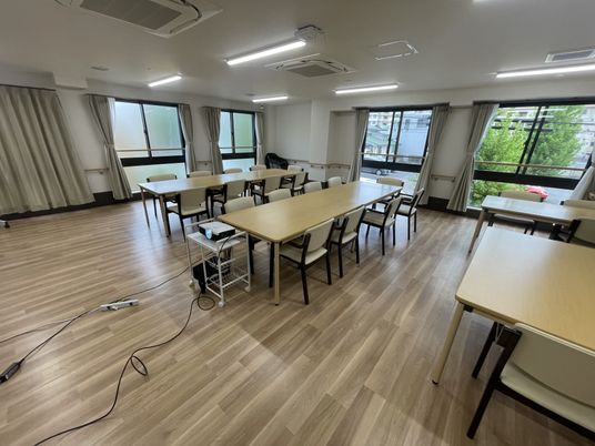 明るい室内のダイニング