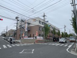 落ち着いた色調の建物