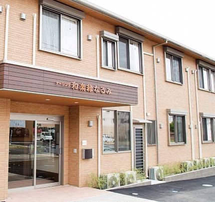 落ち着いた雰囲気の建物外観 