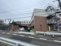 モダンな建物のエントランス