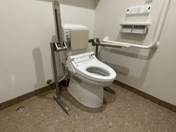 手すり付きの広々トイレ