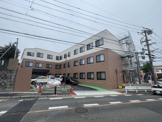 3階建ての建物の外観