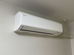 白いエアコン
