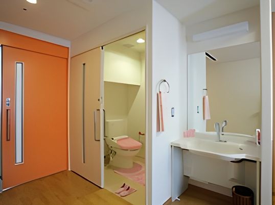 明るいトイレと洗面台