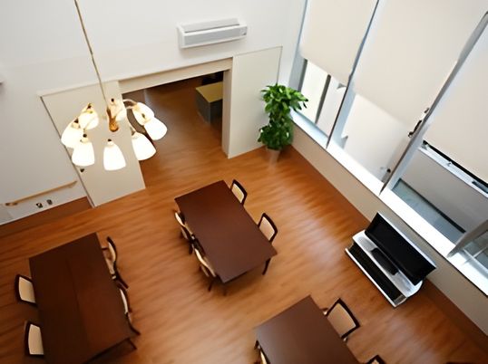 高い天井のダイニングルーム