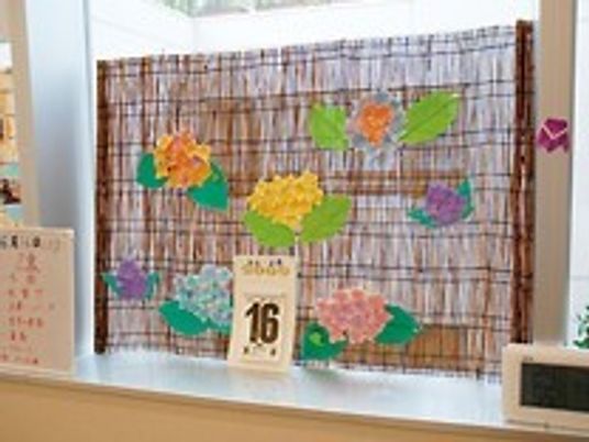 花飾り付けの温かい掲示物