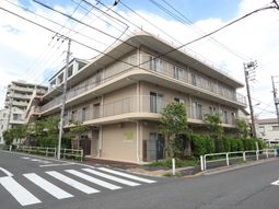 明るい外観の建物