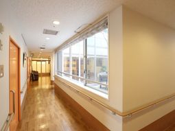 明るい廊下の手すりと窓
