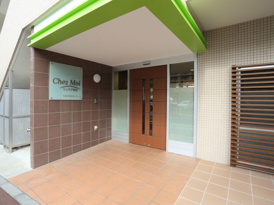 施設の入り口と看板