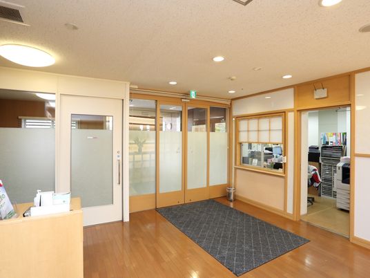 明るいエントランス風景