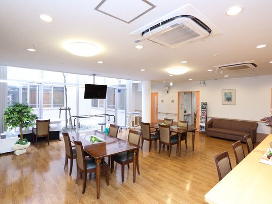 共用スペースの明るい居室