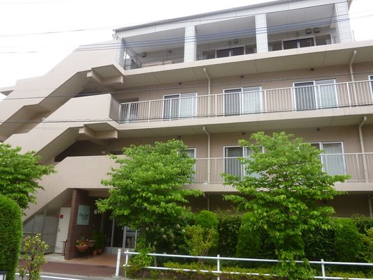 現代的な外観の建物