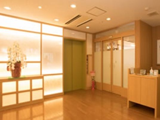 清潔感溢れる受付エリア