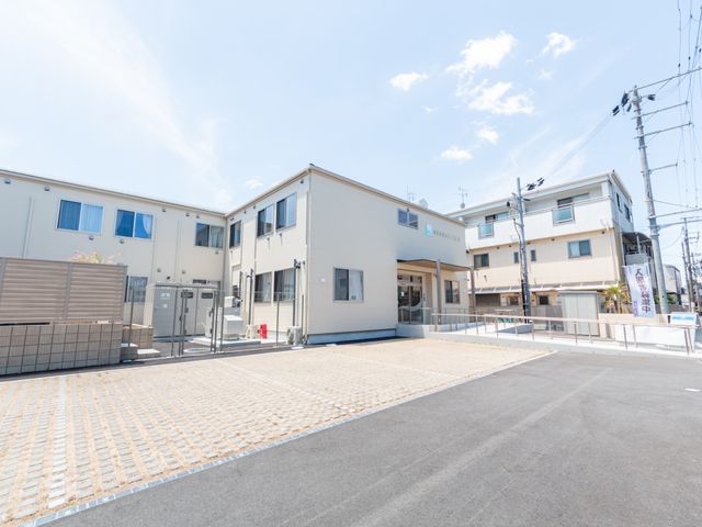 開放感ある建物の外観 外観 開放感のある施設は、青空の下で明るく見えます。清潔感漂う広々とした雨よけスペースが特徴です。