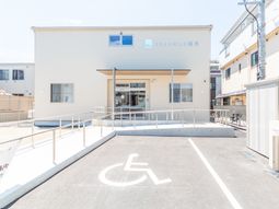 車椅子用スロープのある建物