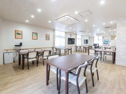 広々とした明るい食堂