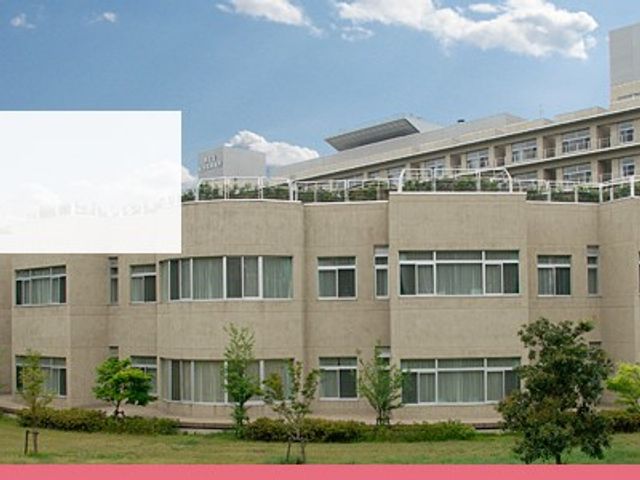 建物外観 外観   青空の下に、落ち着いた色合いの建物が見えます。窓が多く、自然を感じるまわりの環境も印象的です。