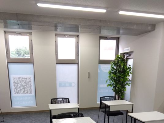 明るい窓辺の休憩室  