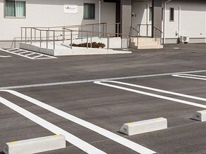 駐車場と出入口  