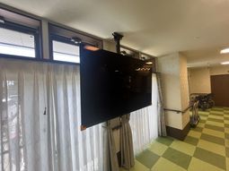 大きなテレビがある廊下