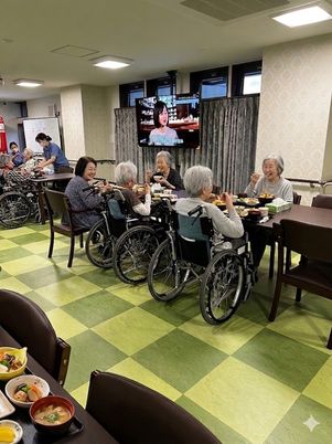 和やかな食事風景