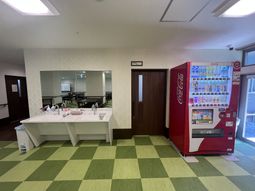 自販機と洗面台の廊下