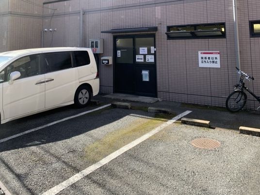 建物前の駐車場  