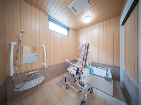 浴槽と介助機器の浴室  