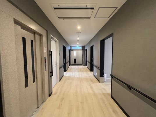 手すりのある廊下