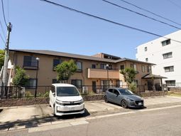 車が停まる建物前