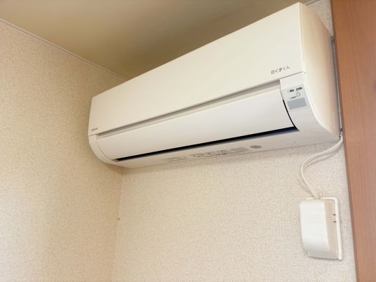 白いエアコンの部屋