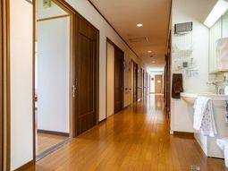 木製の床が広がる廊下