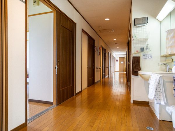 木製の床が広がる廊下