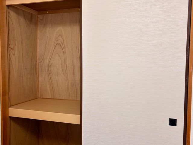 使いやすい収納スペース クローゼット しっかりとした木製の収納で、物の整理整頓がしやすい設計です。シンプルなデザインが特徴です。