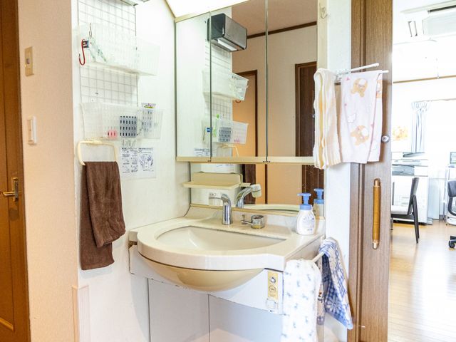 洗面台付きの部屋 洗面台 明るい空間には、便利な洗面台が設置されています。清潔感のあるデザインです。
