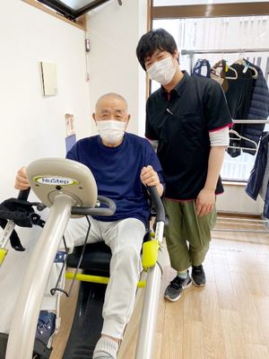 運動器具で笑顔の利用者とスタッフ