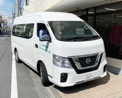 白い福祉用送迎車