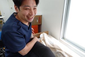 笑顔のスタッフ横顔