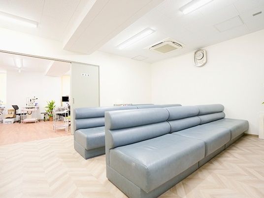 広い共有空間のソファ席  