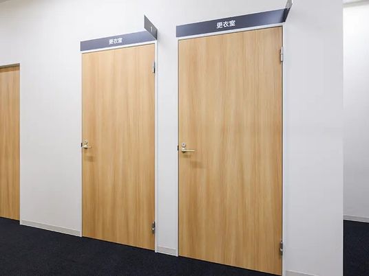 更衣室の扉  