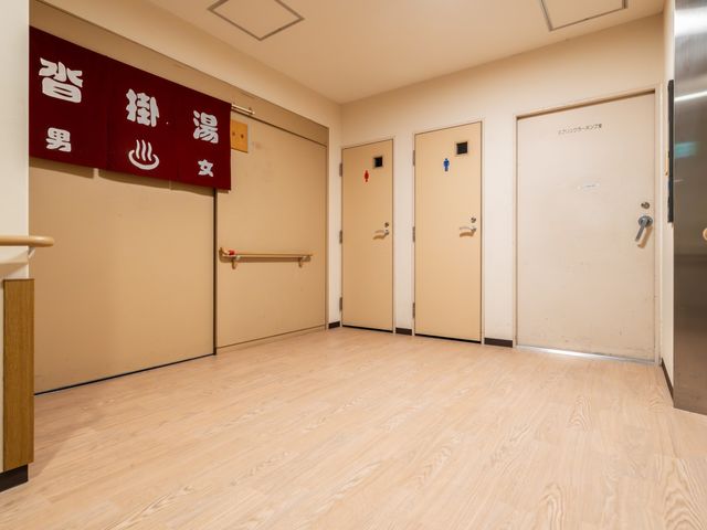 浴室前の廊下 廊下 男女別の浴室の前には広々とした廊下があり、スムーズなアクセスが可能です。手すりもあり、安全面にも配慮されています。