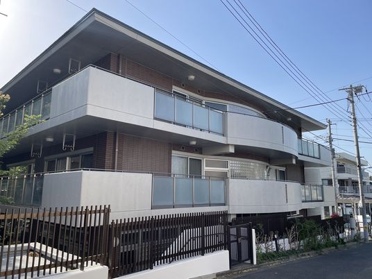 設備が整った居住施設の外観