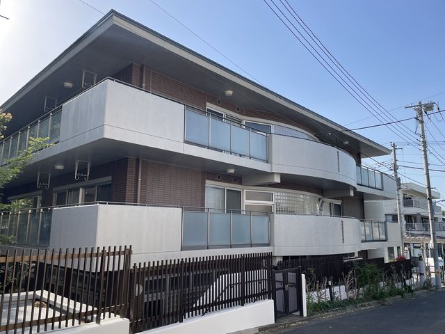 設備が整った居住施設の外観 外観 バルコニー付きのモダンなデザインが特徴の建物です。整備された環境で快適に働けます。