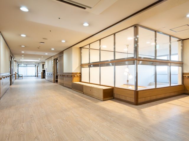 広い廊下と明るい空間 廊下 広々とした明るい廊下は、通行が快適な設計になっています。自然光が差し込み、暖かさを感じることができます。