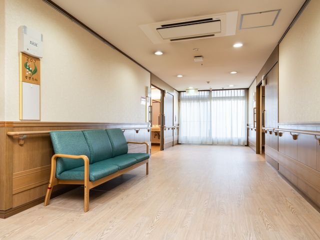落ち着いた廊下 廊下 自然光が差し込む広い廊下です。快適な移動が可能になります。