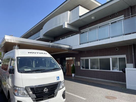 車が停まっている建物外観