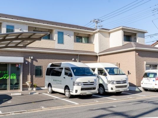送迎車が並ぶ外観  