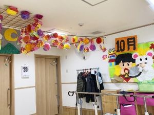 季節飾りのある廊下  