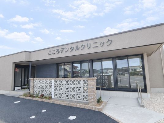 明るい建物の外観  
