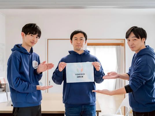 スタッフ3人の室内  